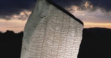 Stire din Cultură-Educație : Tainele runelor scandinave. Vezi ce fenomen actual descrie o inscripție faimoasă!