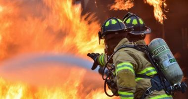 Incendiu cu pericol de explozie la hală! Pompierii acționează!