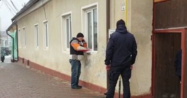 Stire din Eveniment : S-a baricadat cu copilul în casă! Poliția intervine