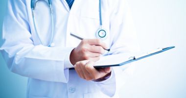 Stire din Social : Doar în România… Un fals medic consultă pacienți în locul soției!