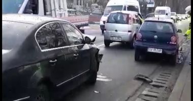 Stire din Eveniment : Coliziune în lanț, din cauza unor neînțelegeri în trafic