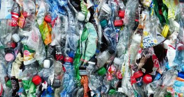 Stire din Actualitate : Cel mai mare poluator? Coca-Cola nu renunță la sticlele de plastic