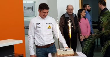 Stire din Sport : Câștigător la Raliul Dakar, primit cu tort și aplauze la locul de muncă