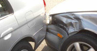 Stire din Eveniment : Aflat sub influența alcoolului, a lovit OPT MAȘINI PARCATE