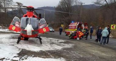 Stire din Eveniment : Viteza i-a dus în copac! Accident soldat cu trei răniți
