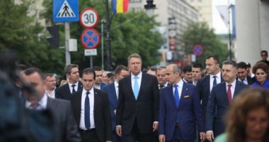 Stire din Eveniment : Sărbătoare cu cântec. Președintele și premierul, huiduiți și ovaționați la Iași!