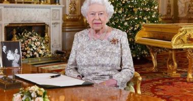 Stire din Fun : Regina Angliei se machiază singură, cu o singură excepție. VEZI CÂND!