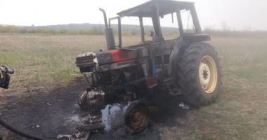 Stire din Eveniment : Tractoare arse în gospodărie! Nu se cunoaște cauza incendiului