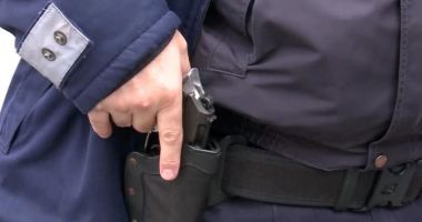 Stire din Eveniment : I-a amenințat pe polițiști cu sabia și s-a ales cu un glonț în picior