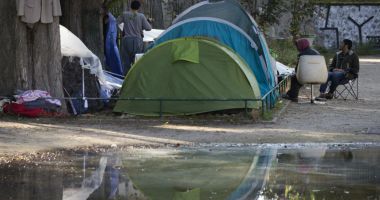 Stire din Actualitate : Tabără de migranți de la periferia Parisului, evacuată