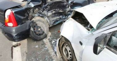 Stire din Eveniment : Copil aruncat din mașină, după o ciocnire în intersecție. Medicii nu au mai putut face nimic…
