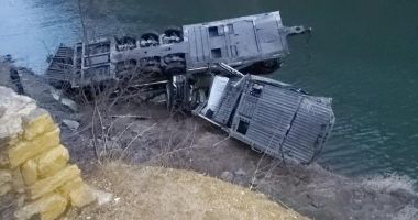 Stire din Eveniment : Oboseala la volan poate avea consecințe grave: MAȘINI CĂZUTE ÎN OLT!