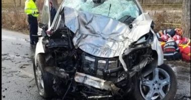 Stire din Eveniment : NU LĂSAȚI COPIII LA VOLAN! Familie îndoliată de o tragedie rutieră