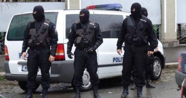 Stire din Eveniment : Indivizi propuși spre arestare pentru proxenetism și trafic de persoane