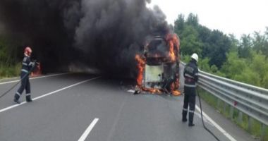 Stire din Eveniment : Autobuz în flăcări! Pasagerii s-au autoevacuat