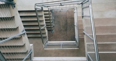 ALERTĂ LA LICEU: A căzut peste balustradă! Diagnostic grav!