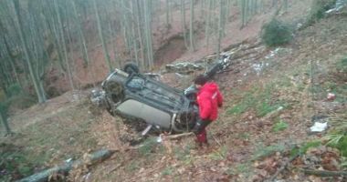 Stire din Eveniment : Alertă la 112: A căzut cu mașina în râpă