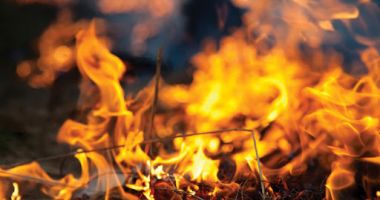 Stire din Eveniment : Alertă în toiul nopții! Pompierii au luptat 6 ORE cu flăcările, într-o zonă inaccesibilă