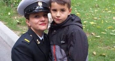 Stire din Social : Mămici cu arma în mână. Au lăsat copiii acasă și "s-au înrolat" la Școala Militară a Forțelor Navale