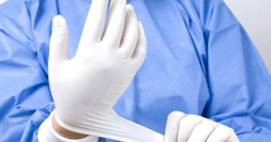 Stire din Eveniment : Mănuși medicale de unică folosință comercializate ilegal, confiscate de polițiști