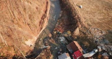 Stire din Eveniment : Pericol de inundație! Autoritățile acționează la locul alunecării de teren