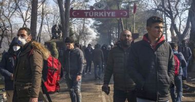 Stire din Actualitate : Armata turcă forțează migranții să treacă frontiera greacă