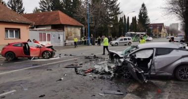 Stire din Eveniment : ACCIDENT CUMPLIT! Șofer decedat, tânără grav rănită