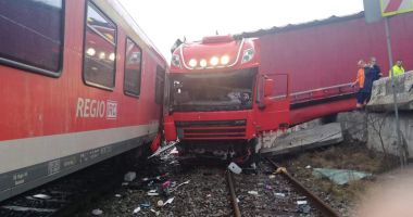 Stire din Eveniment : ACCIDENT SPECTACULOS! A căzut cu mastodontul pe calea ferată!