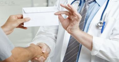 Stire din Eveniment : Medic PRINS ÎN FLAGRANT! Vezi cât cerea pentru operație