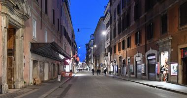 Stire din Eveniment : Dragoste în vreme de coronavirus… Român surprins pe străzile din Torino în toiul nopții