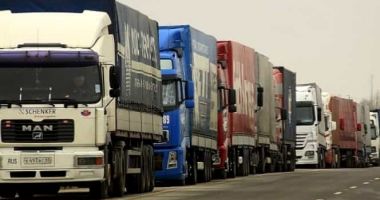Stire din Social : Șoferii de tir cer clarificări despre carantina la frontieră