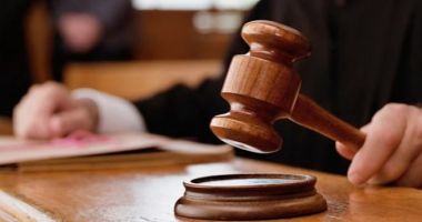 Stire din Eveniment : Un bărbat acuzat de proxenetism a leșinat în fața magistraților când trebuia să fie condamnat