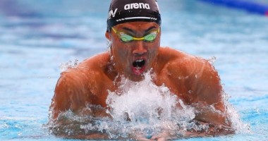 Stire din Sport : Un campion mondial la înot a furat o cameră foto