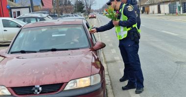 Polițiștii constănțeni au împărțit flori și zâmbete în trafic - 2
