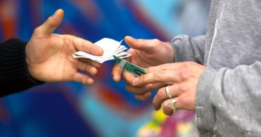 Stire din Eveniment : Dealer de etnobotanice, la doar 18 ani!