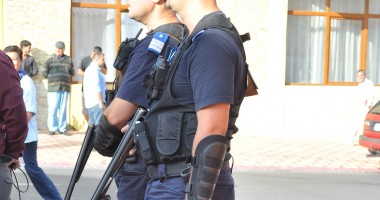 Imagini incredibile. Jandarmi înarmați ca de război în Piața Chiliei - 6