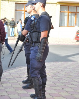 Stire din Social : Imagini incredibile. Jandarmi înarmați ca de război în Piața Chiliei