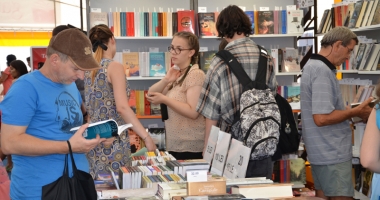 Stire din Cultură-Educație : Debut inedit al Târgului Gaudeamus: velierele  aduc la țărm cărți-simbol