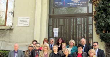 Stire din Cultură-Educație : Decanii suspendați de la "Ovidius" nu renunță la funcții:"Acuzațiile nu sunt adevărate"
