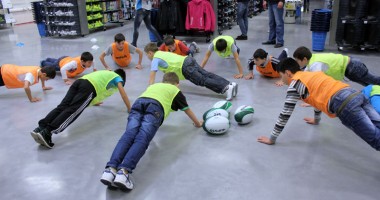 Micii sportivi de la CSO Ovidiu,  acțiune de promovare a rugby-ului la Decathlon - 3