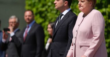 Stire din Actualitate : De ce tremură Angela Merkel? Teorii ale presei și specialiștilor