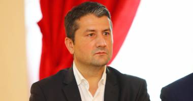 Stire din Politică-Administrație : Constănțenii, scoși cu arcanul la muncă în fața blocului. Cine refuză, 1.000 lei amendă