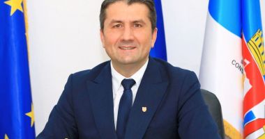 Stire din Politică-Administrație : Decebal Făgădău: "Chiar dacă școlile sunt închise, investim în continuare în educație"