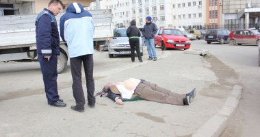 IMAGINI SCANDALOASE la Constanța / Cadavru jumătate dezbrăcat abandonat de ambulanță în fața școlii - 4