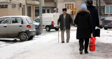 Stire din Social : De ce nu crește și pensia minimă garantată