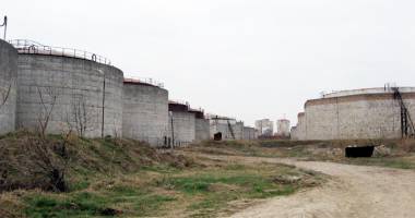 Stire din Economie : De ce nu scapă Constanța de depozitele de petrol din mijlocul orașului