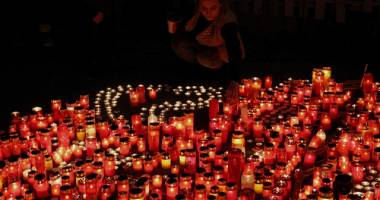 Stire din Eveniment : Club Colectiv / Încă două persoane au murit în urma incendiului. Bilanțul victimelor ajuns la 34