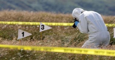 Cadavrul unui tânăr, găsit lângă o mașină răsturnată în șanț