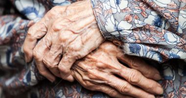 O femeie de 100 de ani a reușit să se vindece de infecția cu coronavirus, după o lună de spitalizare