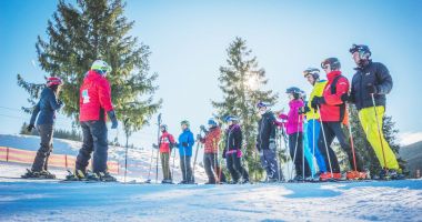 Stire din Social : De ce să-ţi iei instructor de schi şi cât costă